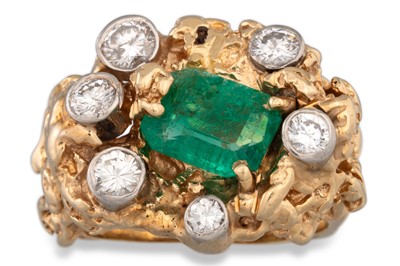 Lot 264 - AN EMERALD AND DIAMOND RING, rectangular...