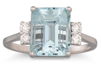 Lot 266 - AN AQUAMARINE AND DIAMOND RING, the...