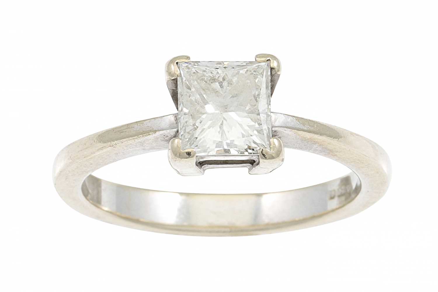 Lot 15 - A PRINCESS CUT DIAMOND SOLITAIRE RING, the...