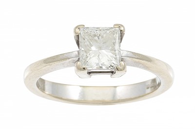 Lot 317 - A PRINCESS CUT DIAMOND SOLITAIRE RING, the...