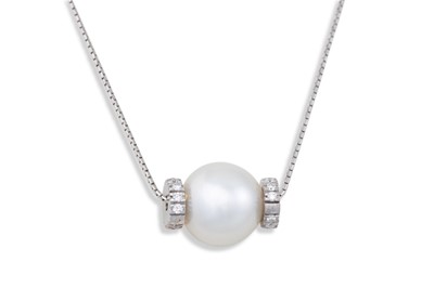 Lot 342 - A PEARL AND DIAMOND NECKLACE, mounted in white...