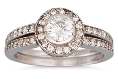 Lot 170 - A DIAMOND SOLITAIRE RING, the round brilliant...