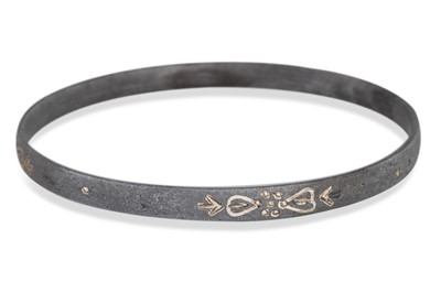 Lot 55 - A VINTAGE (POSSIBLY) NORTH AFRICAN ZINC BANGLE,...