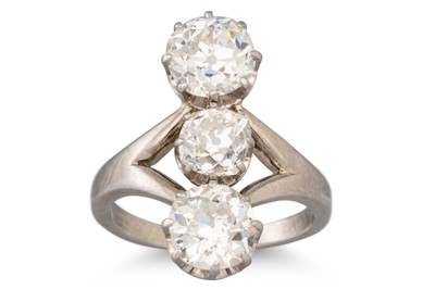 Lot 307 - A THREE STONE DIAMOND RING, set with old cut...