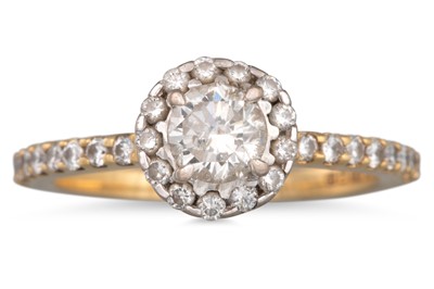 Lot 354 - A DIAMOND SOLITAIRE RING, the round brilliant...