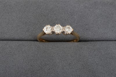 Lot 84 - AN 18CT YELLOW GOLD THREE STONE DIAMOND RING,...