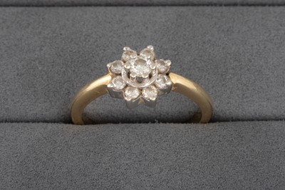 Lot 70 - A DIAMOND CLUSTER RING, in 14ct gold, size M