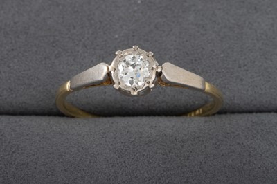 Lot 71 - A VINTAGE DIAMOND SOLITAIRE RING, mounted in...