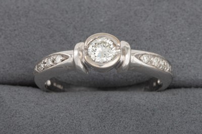 Lot 74 - A DIAMOND SLOITAIRE RING, to diamond shoulders,...