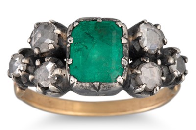 Lot 138 - A GEORGIAN EMERALD AND DIAMOND RING, the trap...