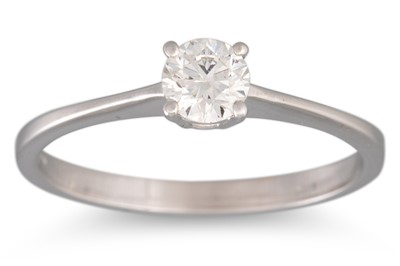 Lot 121 - A DIAMOND SOLITAIRE RING, the brilliant cut...