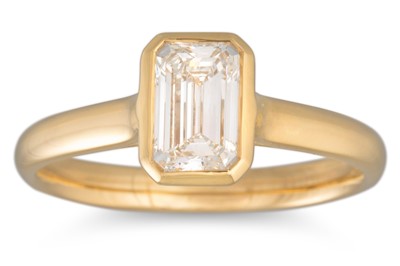 Lot 123 - AN EMERALD CUT DIAMOND SOLITAIRE RING, bezel...