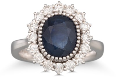 Lot 127 - A DIAMOND AND SAPPHIRE CLUSTER RING, oval...