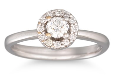 Lot 129 - A DIAMOND 'HALO' CLUSTER RING, set with...