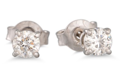 Lot 162 - A PAIR OF DIAMOND STUD EARRINGS, the brilliant...