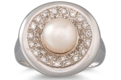 Lot 164 - A DIAMOND AND PEARL SET CLUSTER RING, the...