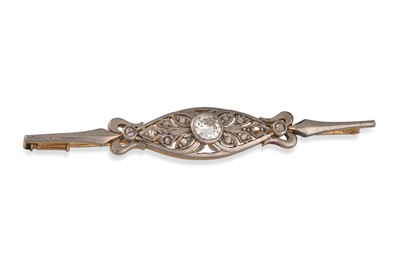 Lot 165 - AN ANTIQUE DIAMOND SET BROOCH, the central...