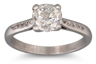 Lot 309 - A VINTAGE DIAMOND SOLITAIRE RING, the old cut...