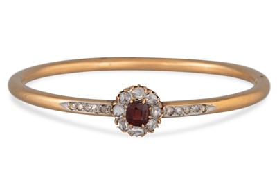 Lot 312 - AN ANTIQUE GARNET & DIAMOND SET BANGLE, the...