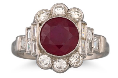 Lot 313 - AN ANTIQUE RUBY AND DIAMOND RING, the circular...