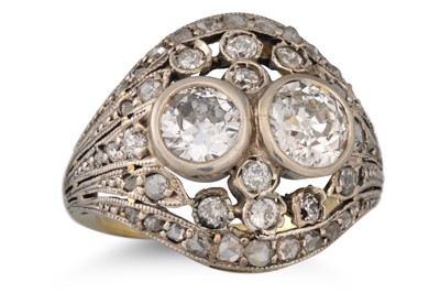 Lot 319 - AN ANTIQUE BOMBÉ DIAMOND CLUSTER RING, set...