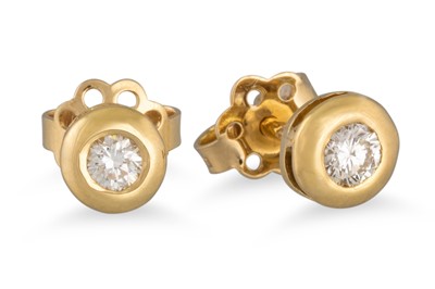 Lot 320 - A PAIR OF DIAMOND STUD EARRINGS, the brilliant...