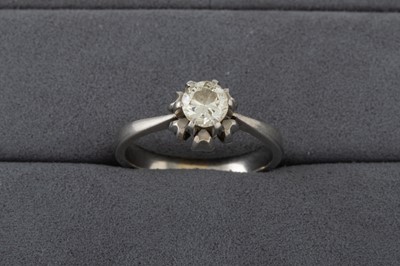 Lot 148 - A VINTAGE DIAMOND SOLITAIRE RING, the round...