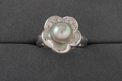 Lot 152 - A DIAMOND AND PEARL RING, in the form of a...