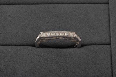 Lot 182 - A DIAMOND SET RING, to diamond shoulders,...