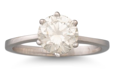 Lot 276 - A DIAMOND SOLITAIRE RING, the round brilliant...