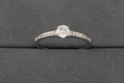 Lot 104 - A DIAMOND SOLITAIRE RING, the brilliant cut...