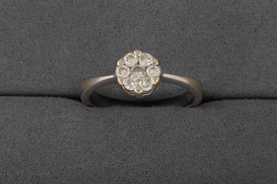 Lot 105 - A DIAMOND CLUSTER RING, the brilliant cut...