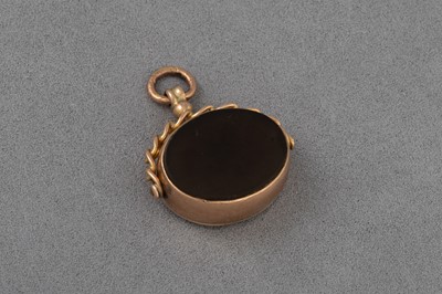 Lot 126 - AN ANTIQUE GOLD SWIVEL SEAL, set with agate