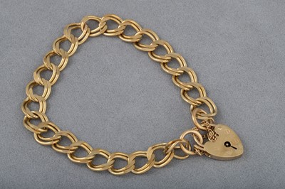 Lot 128 - A GOLD CURB LINK BRACELET, padlock clasp