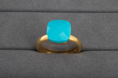 Lot 19 - A TURQUOISE AND 18CT YELLOW GOLD RING, size M