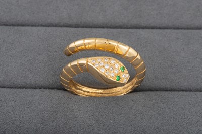 Lot 20 - A DIAMOND AND TSAVORITE RING, in 18ct  yellow...