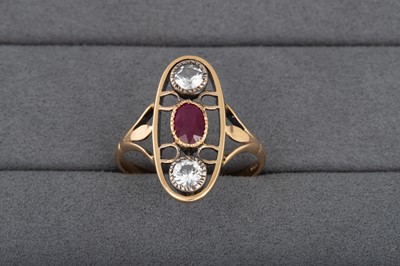 Lot 21 - A VINTAGE DIAMOND AND RUBY THREE STONE RING,...