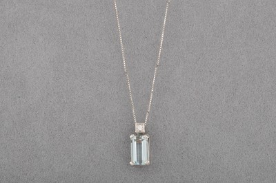 Lot 53 - AN AQUAMARINE AND DIAMOND PENDANT, the emerald...