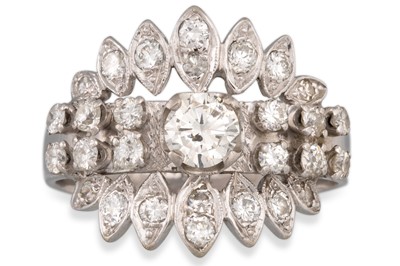 Lot 174 - A DIAMOND CLUSTER RING, the brilliant cut...