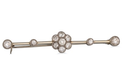 Lot 168 - AN EDWARDIAN DIAMOND BAR BROOCH, set to the...