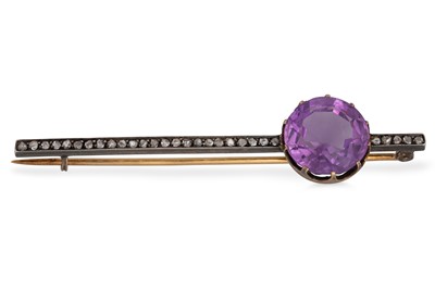 Lot 170 - AN ANTIQUE DIAMOND AND AMETHYST BAR BROOCH,...