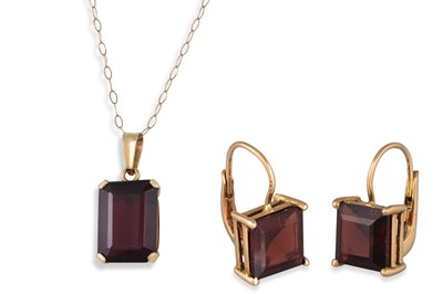 Lot 60 - A GARNET PENDANT, the rectangular cut garnet...