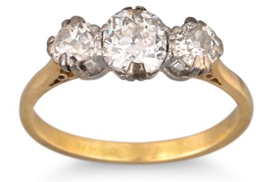 Lot 112 - AN ANTIQUE DIAMOND THREE STONE RING, the old...