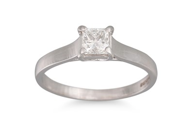 Lot 91 - A SOLITAIRE DIAMOND RING, with princess cut...