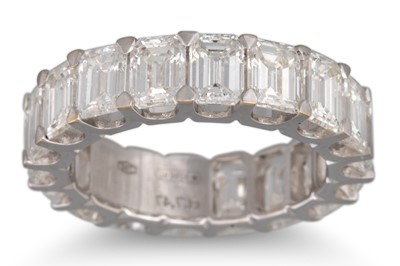 Lot 250 - AN EMERALD CUT DIAMOND FULL BANDED ETERNITY...