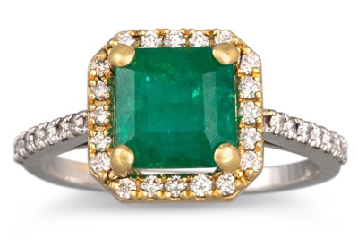 Lot 252 - A DIAMOND AND EMERALD CLUSTER RING, the square...