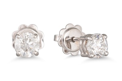 Lot 255 - A PAIR OF DIAMOND STUD EARRINGS, the brilliant...