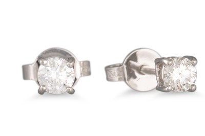 Lot 268 - A PAIR OF DIAMOND STUD EARRINGS, the brilliant...