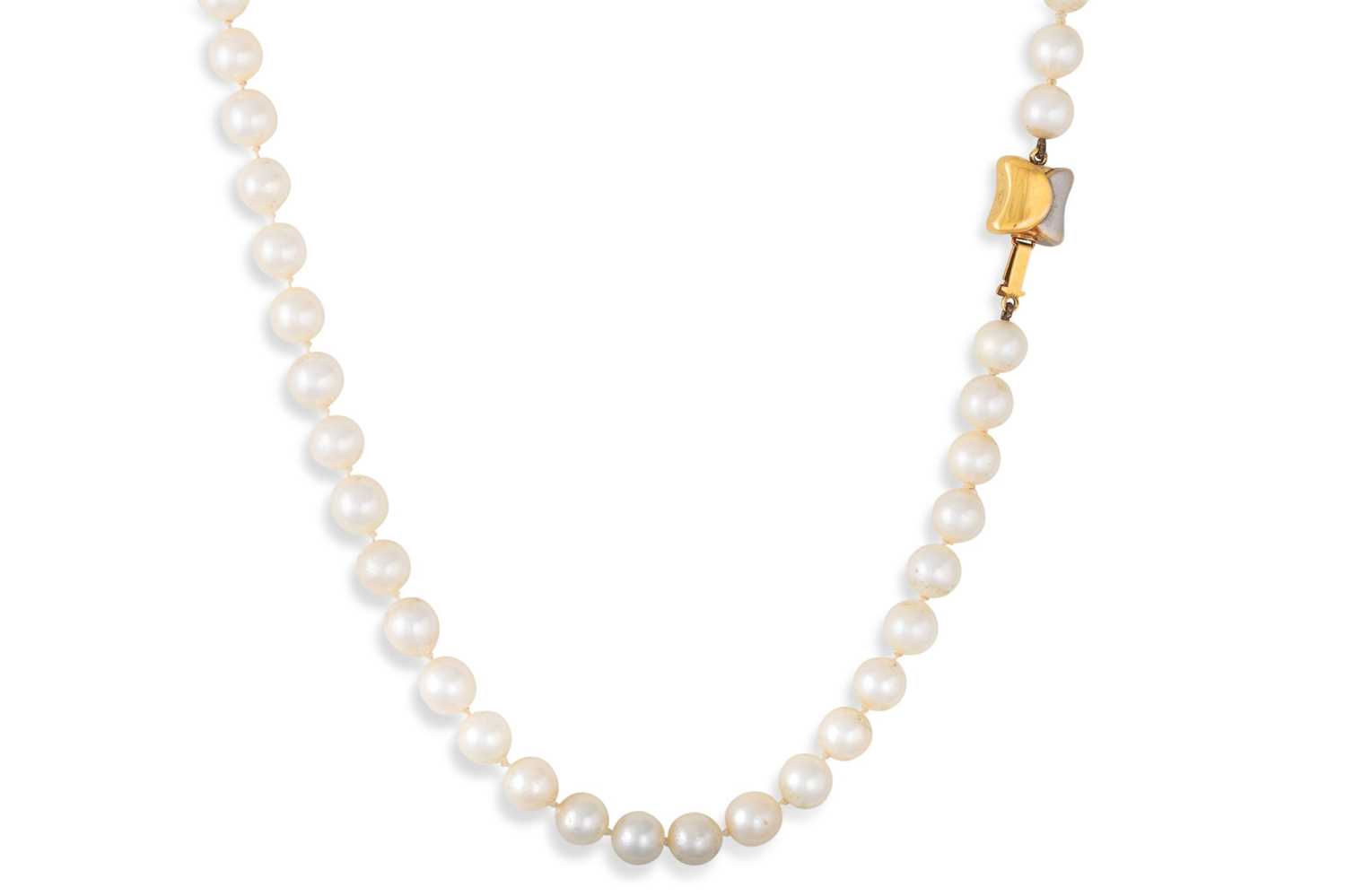Lot 269 - A SET OF CULTURED PEARLS, to a 14ct gold clasp