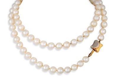 Lot 269 - A SET OF CULTURED PEARLS, to a 14ct gold clasp